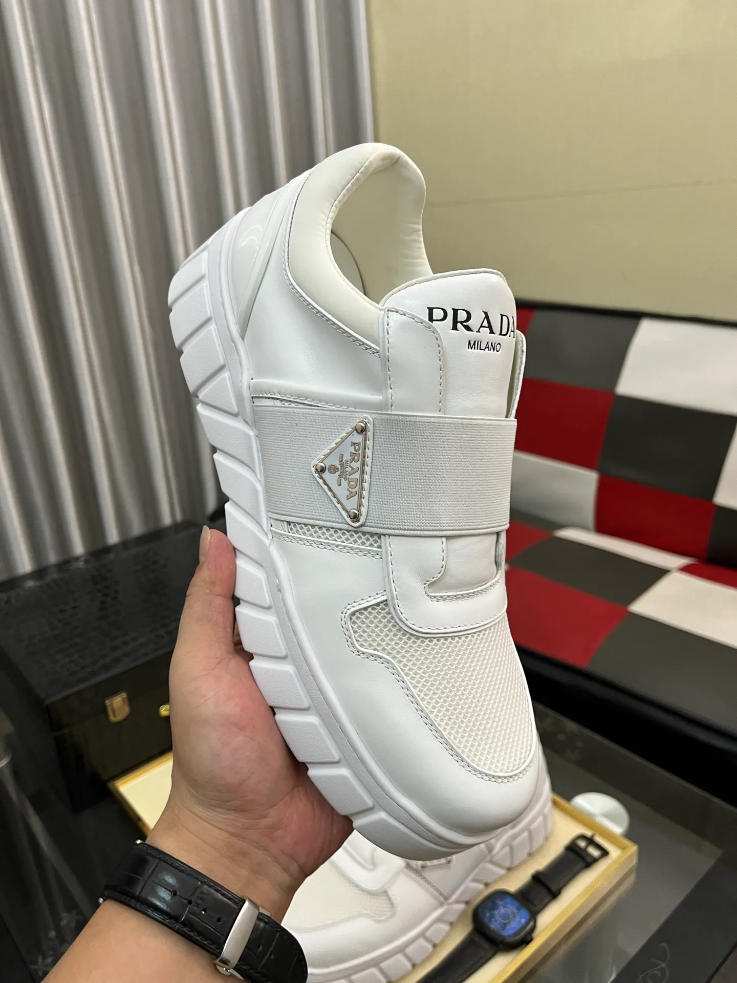 Men's shoes 💰: 560⌚⌚ high version. High-quality new PRADA counters are launched simultaneously. The new men's shoes and 😘 fabrics are selected from first-layer cowhide. Lining: Imported cowhide leather lining. 👍🏿High-end☄️Open-molded non-slip rubber outsole, exquisite lines, simple and elegant, comfortable and high-end for leisure travel. Number of yards: 38 to 44. (Can be customized for 45 non-refundable)